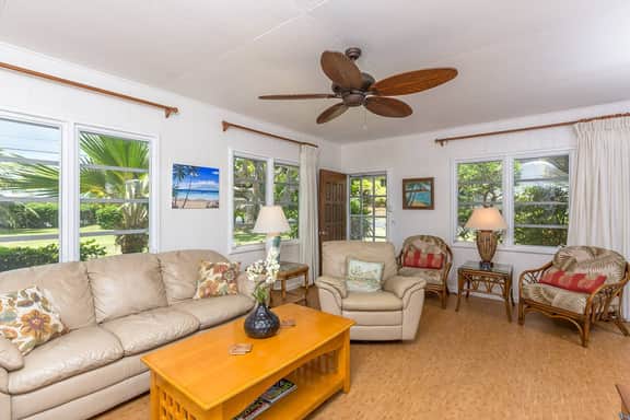 Kaapuni Kainani -  Steps from the beach!
